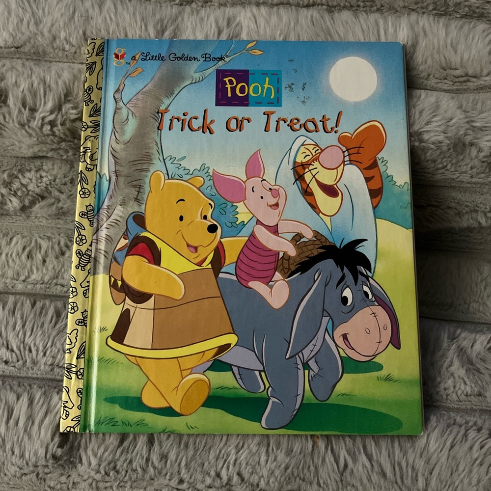 💙 Disney’s Pooh Trick or Treat A Little Golden Book